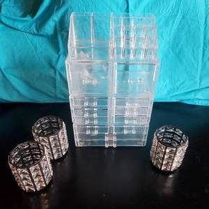 lot 2082 image: Make-up Organizers