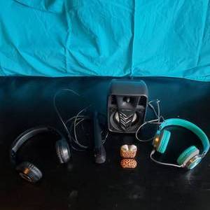 lot 2083 image: Headphones and Karaoke Speaker