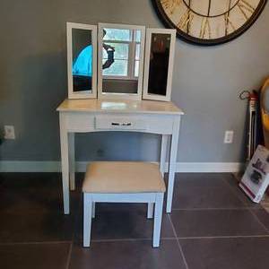 lot 2008 image: White Childs Vanity Set