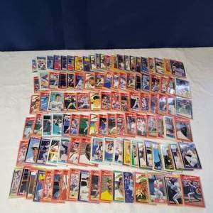 lot 2042 image: Vintage Baseball Trading Cards Lot 2