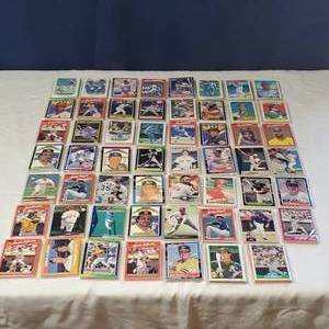 lot 2046 image: Vintage Baseball Trading Cards Lot 6
