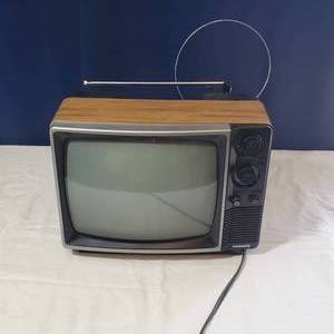 lot 2052 image: Vintage Magnavox TV