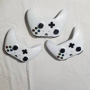 lot 2095 image: XBOX Controllers