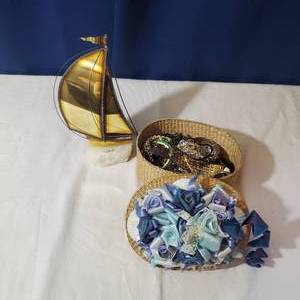 lot 2111 image: Jewelry and Dcor