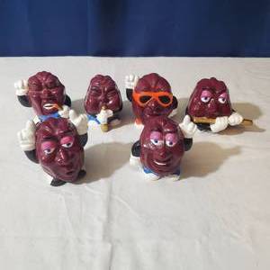 lot 2124 image: California Raisins Ceramic Figurines