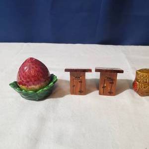 lot 2131 image: Vintage Salt and Pepper Shaker Bundle