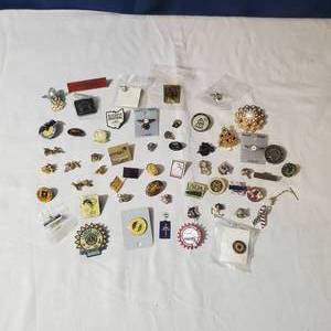 lot 2180 image: Vintage Pinbacks Bundle