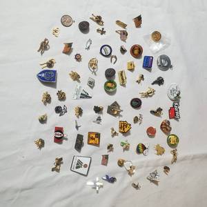 lot 2181 image: Vintage Pinbacks Bundle 2