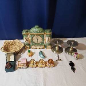 lot 2208 image: Knicknack Dcor Bundle