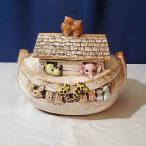lot 2210 image: Noahs Ark Ceramic Cookie Jar