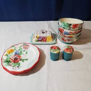 lot 2219 image: Pioneer Woman Dinnerware Set