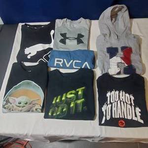 lot 2223 image: Youth Boys Shirts S-M Namebrand