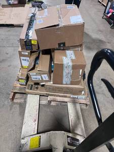 lot 1 image: Pallet of Miscellaneous Items