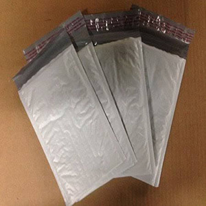 lot 1572 image: Big Box of Poly Bubble Mailers, 4��X8��, 500 count, white