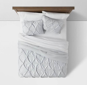 lot 1578 image: Pinched Pleat Comforter Set - Threshold, FullQueen Size