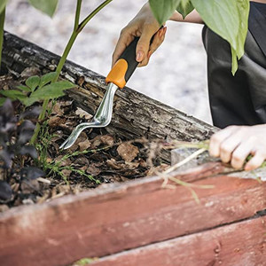lot 3011 image: Fiskars Ergo Weeder Scratch Tool 1pc 370200-1002