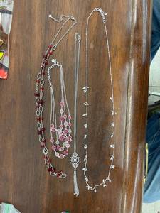 lot 7021 image: necklace lot