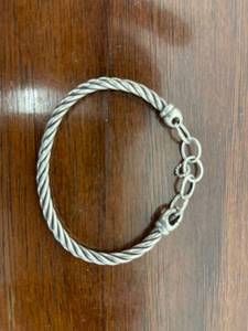 lot 7024 image: bracelet marked SU