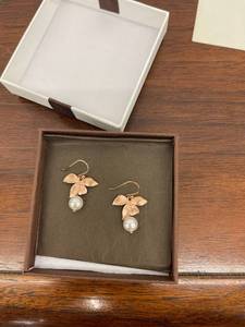 lot 7027 image: earrings
