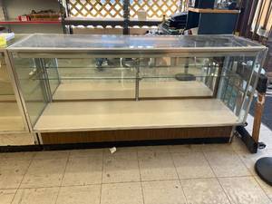 lot 44615 image: display case with thick plexiglass top