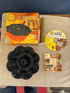 lot 44627 image: fiesta Bundt pan
