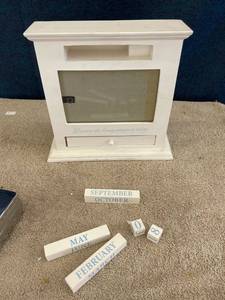 lot 44644 image: Calendar picture frame