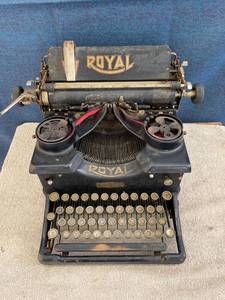 lot 44650 image: vintage royal 10 typewriter