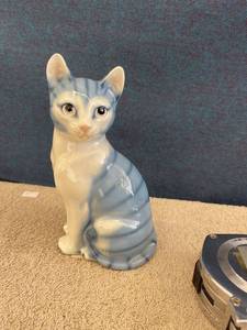 lot 44674 image: blue & white cat