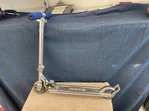 lot 44682 image: razor scooter