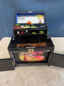 lot 44694 image: working Asian music box with lights has key