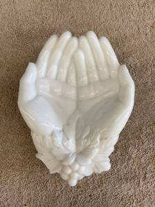 lot 44699 image: hands dish