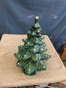 lot 44706 image: ceramic Christmas tree