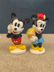 lot 44713 image: Mickey & Minnie Mouse salt & pepper
