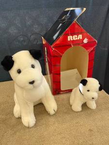 lot 44753 image: 1992 RCA dogs and house