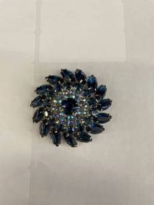 lot 44762 image: Blue brooch