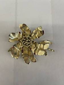 lot 44763 image: Flower brooch