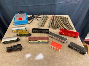 lot 44794 image: HO scale train lot