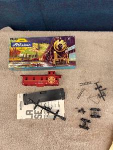 lot 44802 image: Athearn ATSF caboose HO