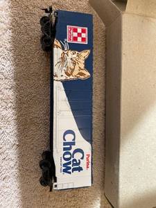 lot 44820 image: Purina cat chow HO car