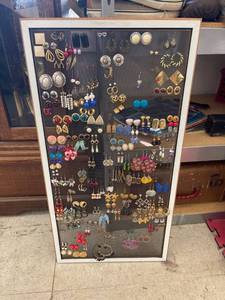 lot 44838 image: screen of ear rings