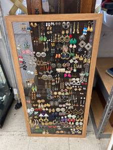 lot 44839 image: screen of ear rings