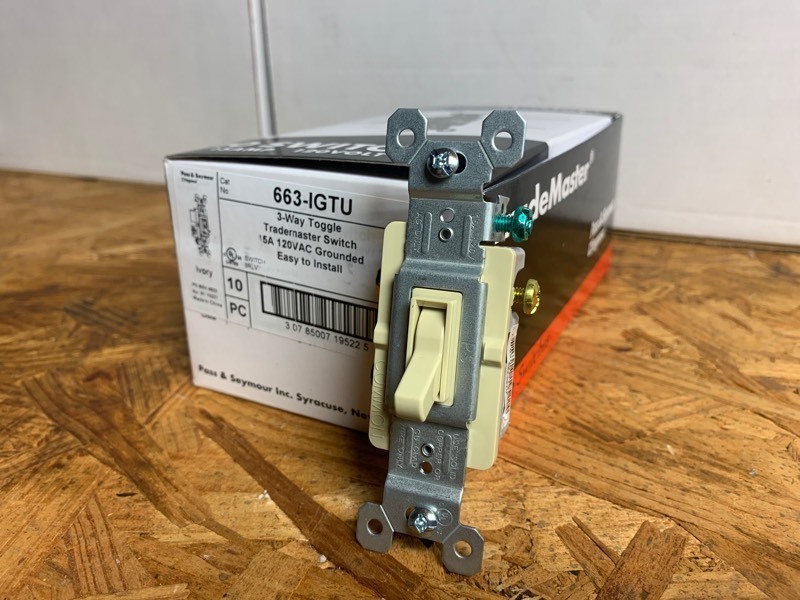 lot 149 image: New Box of 10 3-Way Toggle TradeMaster Switches