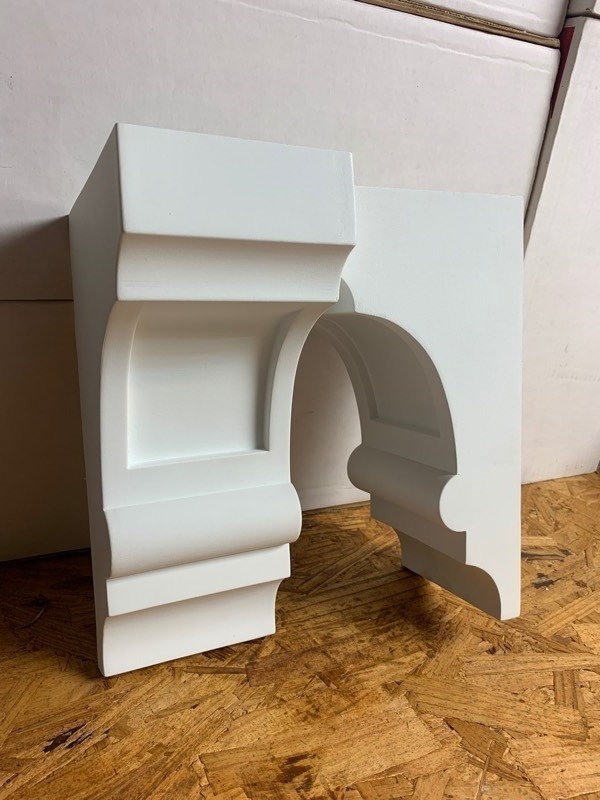 lot 307 image: 4 New Decorative Elegant White Bracket  Recessed Pieces 4x5x10