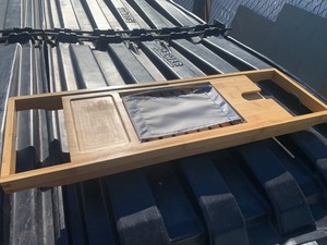lot 2 image: Elegant Wooden Extendable Bathtub Tray