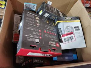 lot 3116 image: Box Of Fun Tons Of Various Handlesets And Hardware