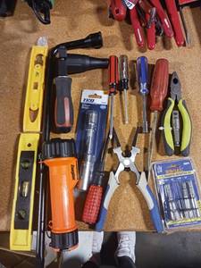 lot 5091 image: Lot of Handy Hand Tools ( Levels, Pliers, Screwdrivers, Flashlight)
