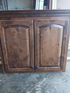 lot 5168 image: Laundry Room Cabinet with Molding