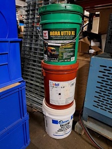 lot 5217 image: 3 (5 Gallon Buckets)