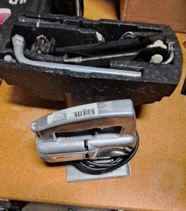 lot 32473 image: 1 Car Jack 1Sabre Jigsaw