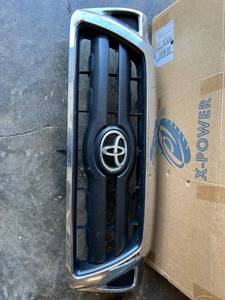 lot 6520 image: OEM Toyota chrome Tacoma front grill ��front shop